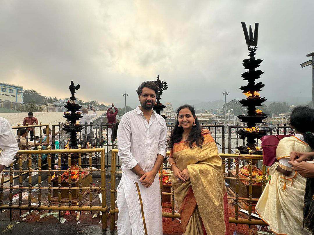 Anchor Lasya family photos at tirumala tirupati venkatesa temple