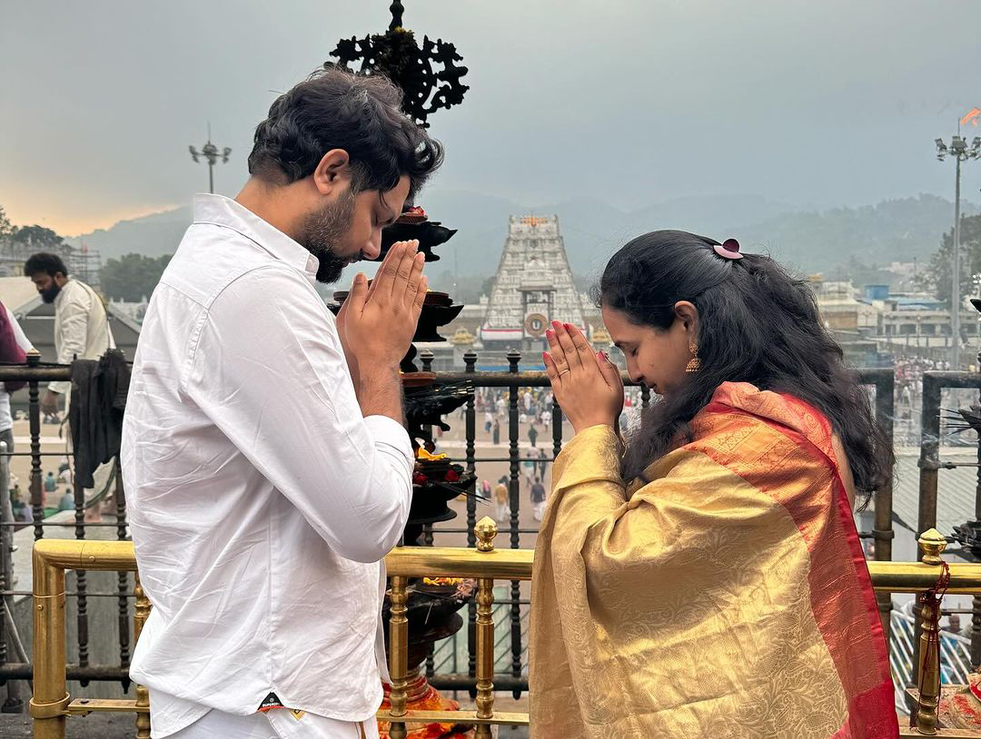 Anchor Lasya family photos at tirumala tirupati venkatesa temple