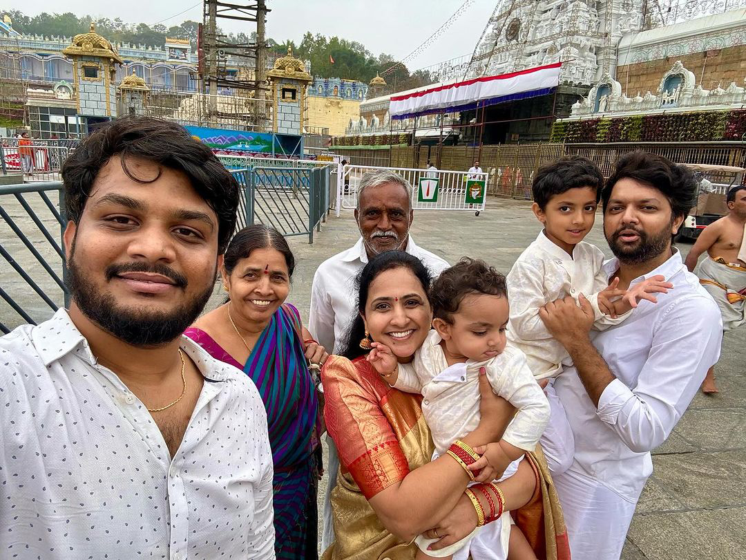 Anchor Lasya family photos at tirumala tirupati venkatesa temple