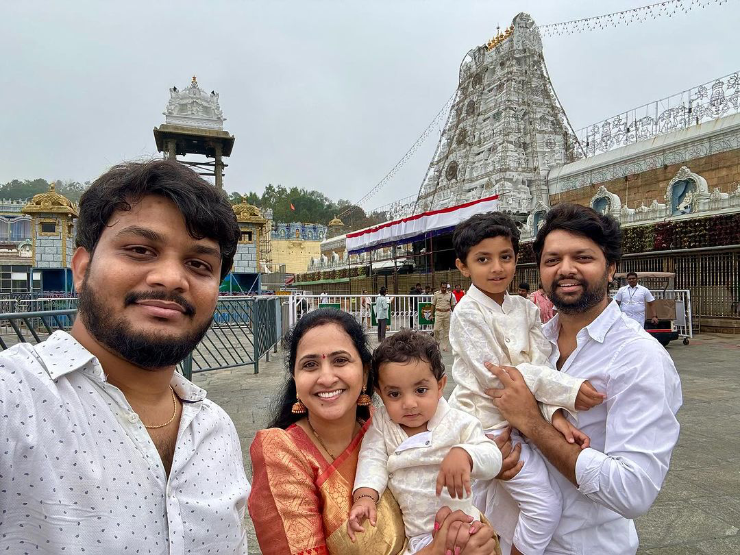 Anchor Lasya family photos at tirumala tirupati venkatesa temple