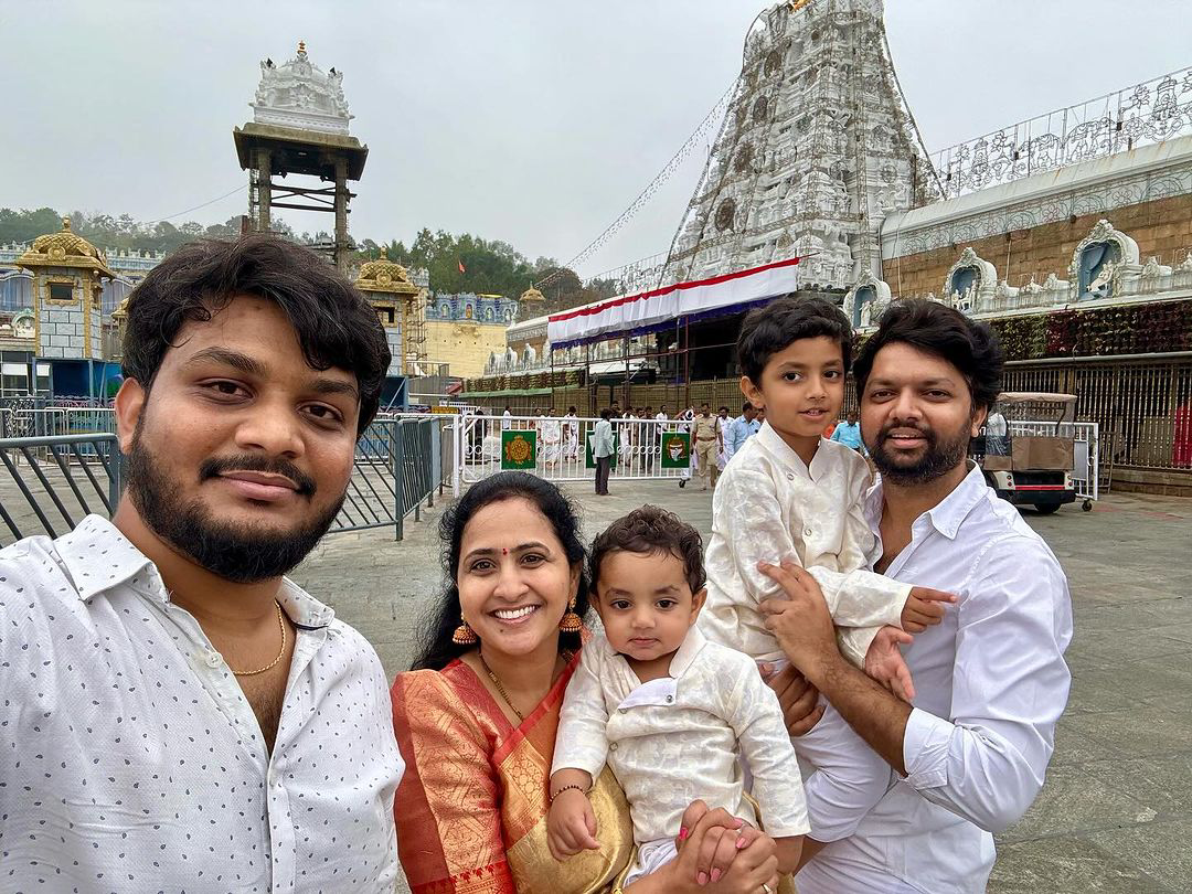 Anchor Lasya family photos at tirumala tirupati venkatesa temple