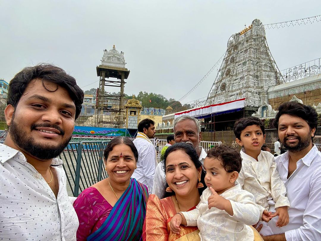 Anchor Lasya family photos at tirumala tirupati venkatesa temple