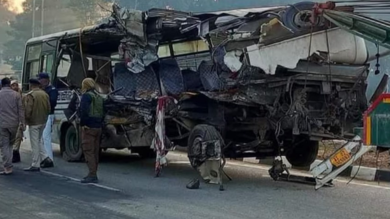 Assam Road Accident: అస్సాంలో ఘోర రోడ్డు ప్రమాదం.. బస్సు- ట్రక్కు ఢీకొని 14మంది మృతి Assam Road Accident: అస్సాంలో ఘోర రోడ్డు ప్రమాదం.. బస్సు- ట్రక్కు ఢీకొని 14మంది మృతి