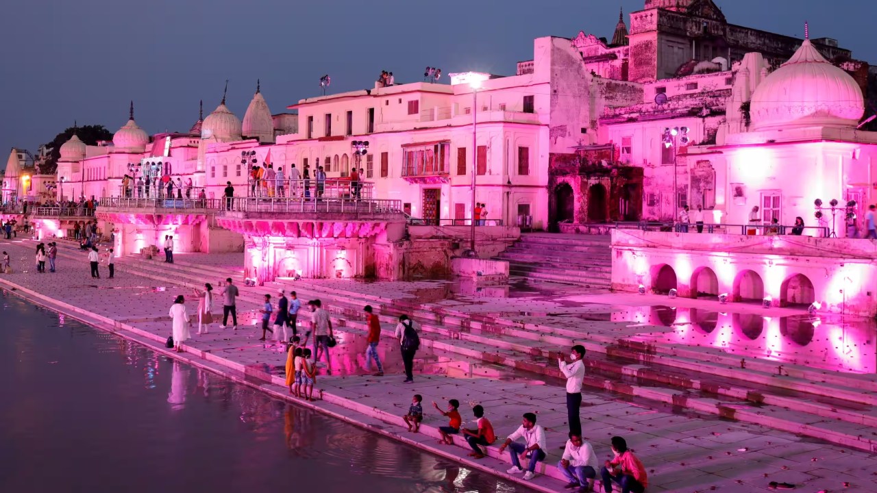 Ram Mandir Inauguration : అయోధ్యలో భారీగా పెరిగిన హోటల్ రూం ధరలు.. అక్కడ ఒక్కో రూం ధర 85వేలుపైమాటే Ram Mandir Inauguration : అయోధ్యలో భారీగా పెరిగిన హోటల్ రూం ధరలు.. అక్కడ ఒక్కో రూం ధర 85వేలుపైమాటే