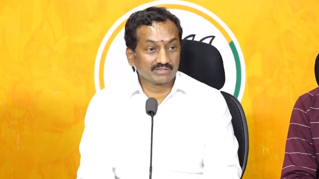 కేసీఆర్ కుటుంబానికి వాత పెట్టడానికి తెలంగాణ సమాజం సిద్ధం : రఘునందన్రావు కేసీఆర్ కుటుంబానికి వాత పెట్టడానికి తెలంగాణ సమాజం సిద్ధం : రఘునందన్రావు