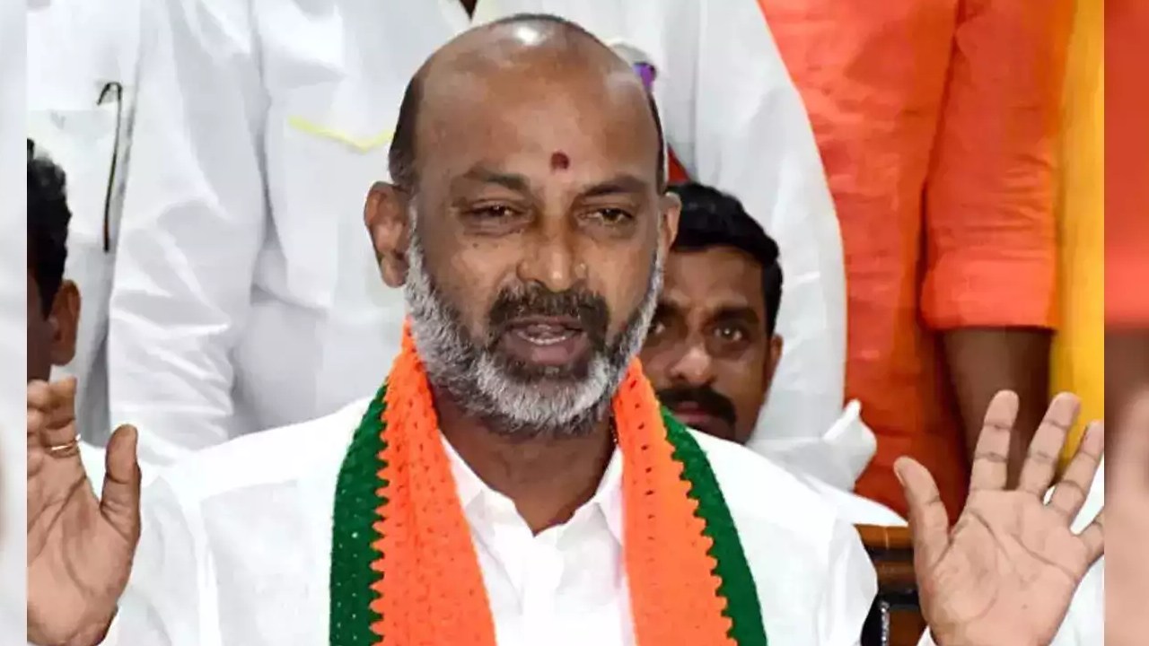 MP Bandi Sanjay : అయోధ్య రామయ్య అందరికీ దేవుడు.. కాంగ్రెస్ రాజకీయం చేయడం తగదన్న బండి సంజయ్ MP Bandi Sanjay : అయోధ్య రామయ్య అందరికీ దేవుడు.. కాంగ్రెస్ రాజకీయం చేయడం తగదన్న బండి సంజయ్