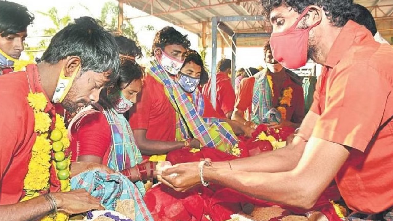 Bhavani Diksha : ఇంద్రకీలాద్రిపై వైభవంగా ప్రారంభమైన భవాని దీక్ష విరమణలు.. భారీగా ట్రాఫిక్ ఆంక్షలు Bhavani Diksha : ఇంద్రకీలాద్రిపై వైభవంగా ప్రారంభమైన భవాని దీక్ష విరమణలు.. భారీగా ట్రాఫిక్ ఆంక్షలు
