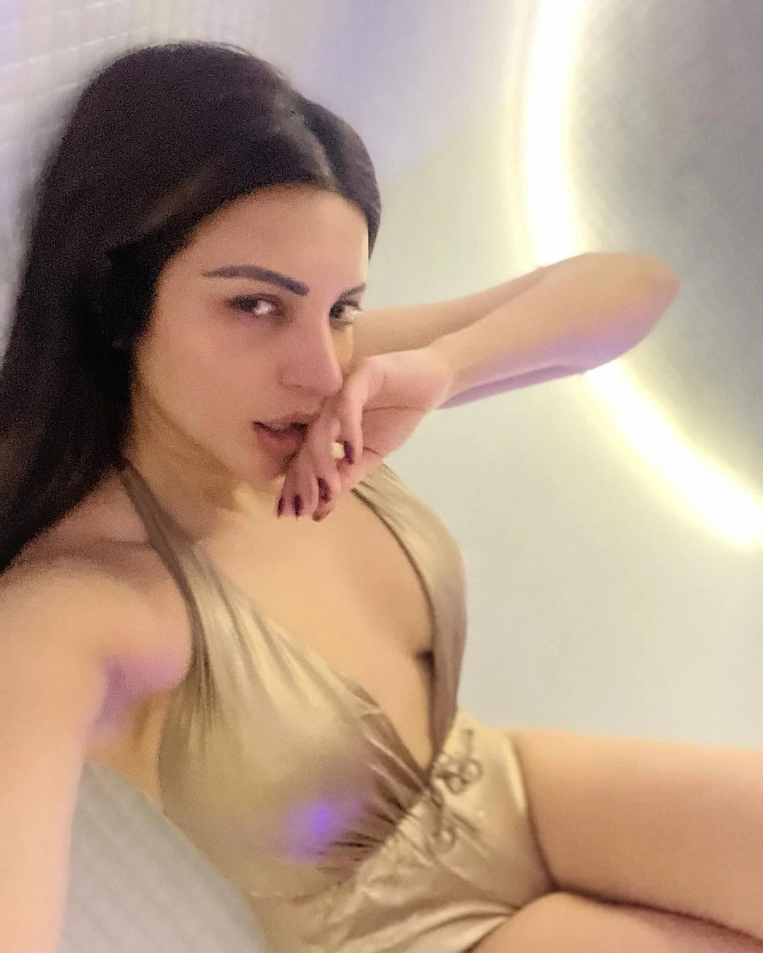 Bollywood Actress Shama Sikander share her selfie photos