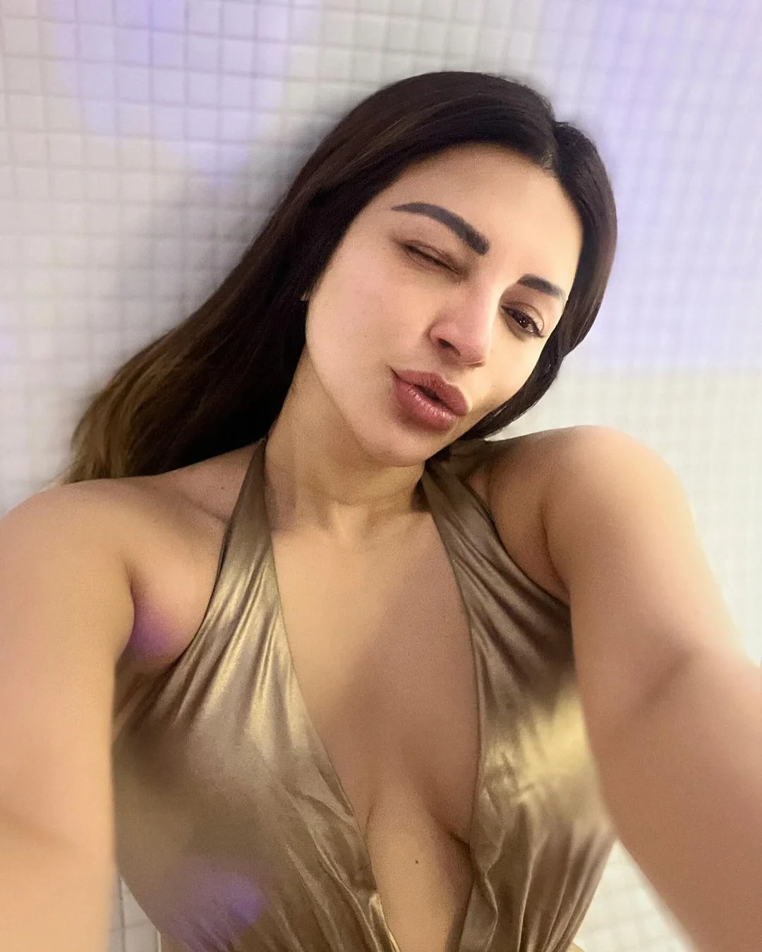 Bollywood Actress Shama Sikander share her selfie photos