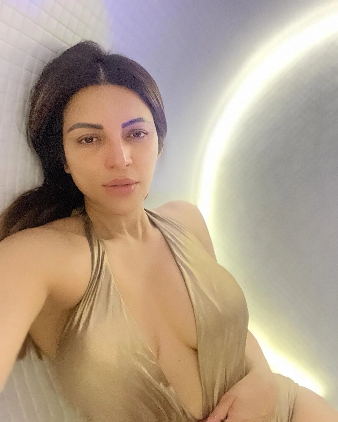 Bollywood Actress Shama Sikander share her selfie photos