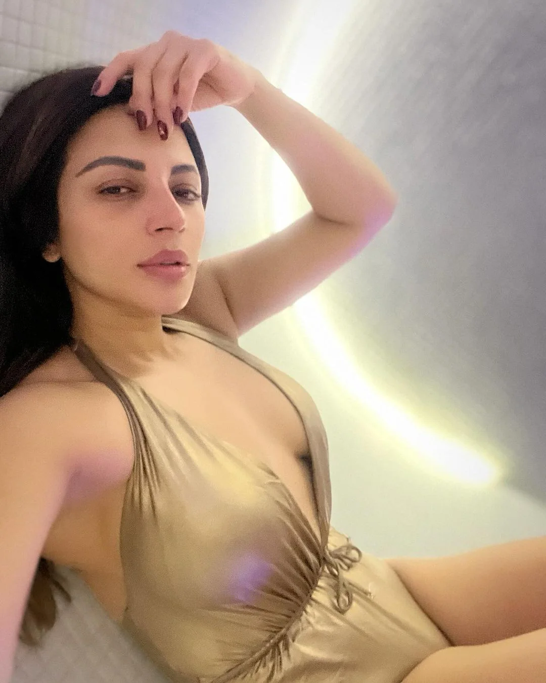 Bollywood Actress Shama Sikander share her selfie photos