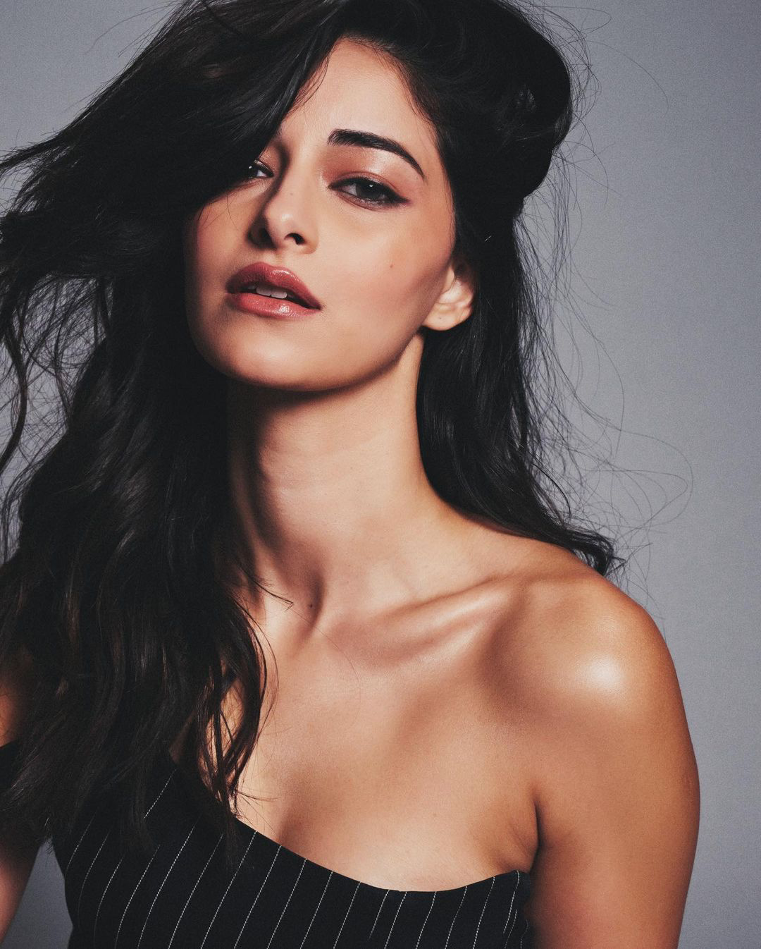 Bollywood Heroine Ananya Pandey stunning looks in black outfit photos