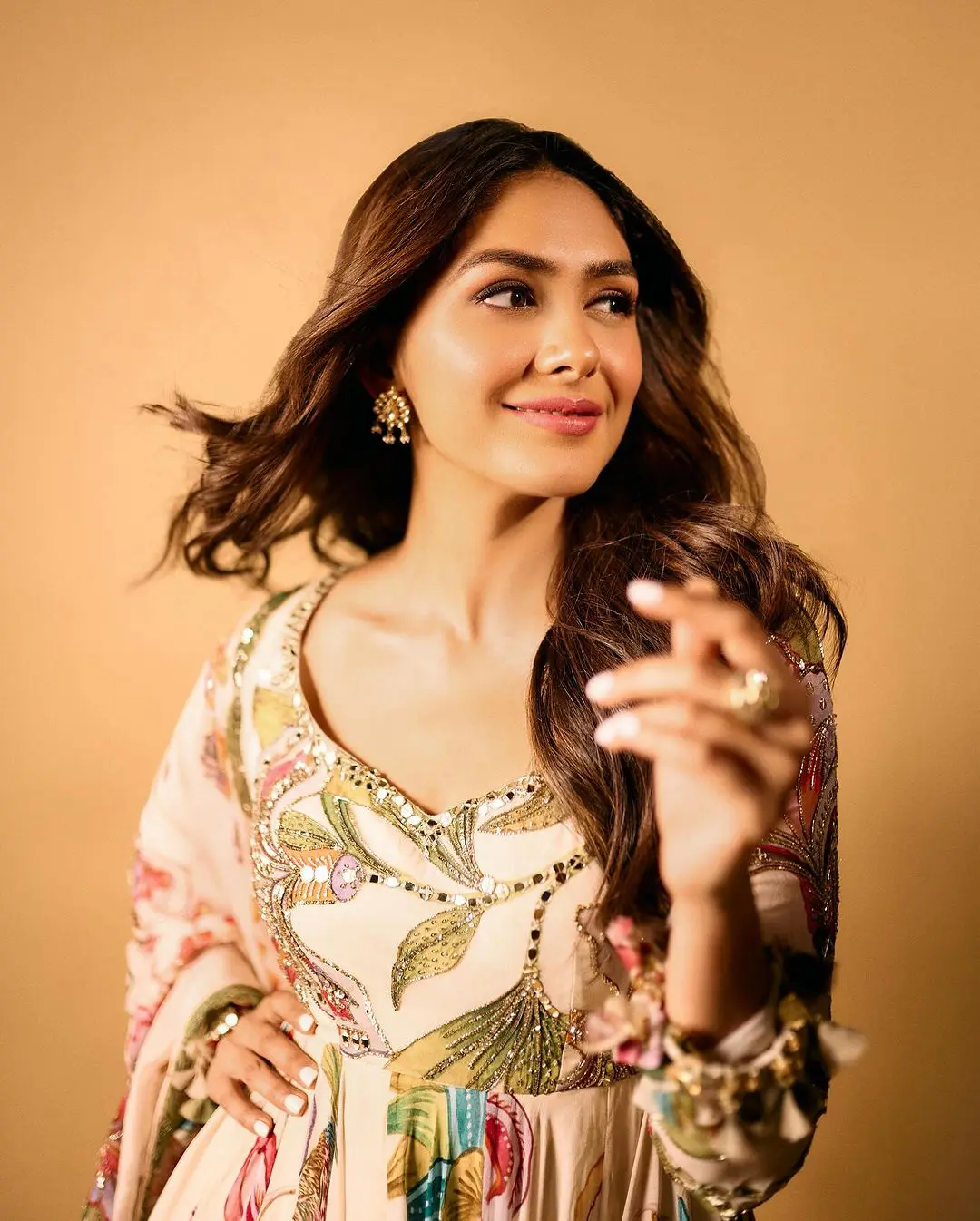 Bollywood Heroine Mrunal Thakur shares her latest photoshoot