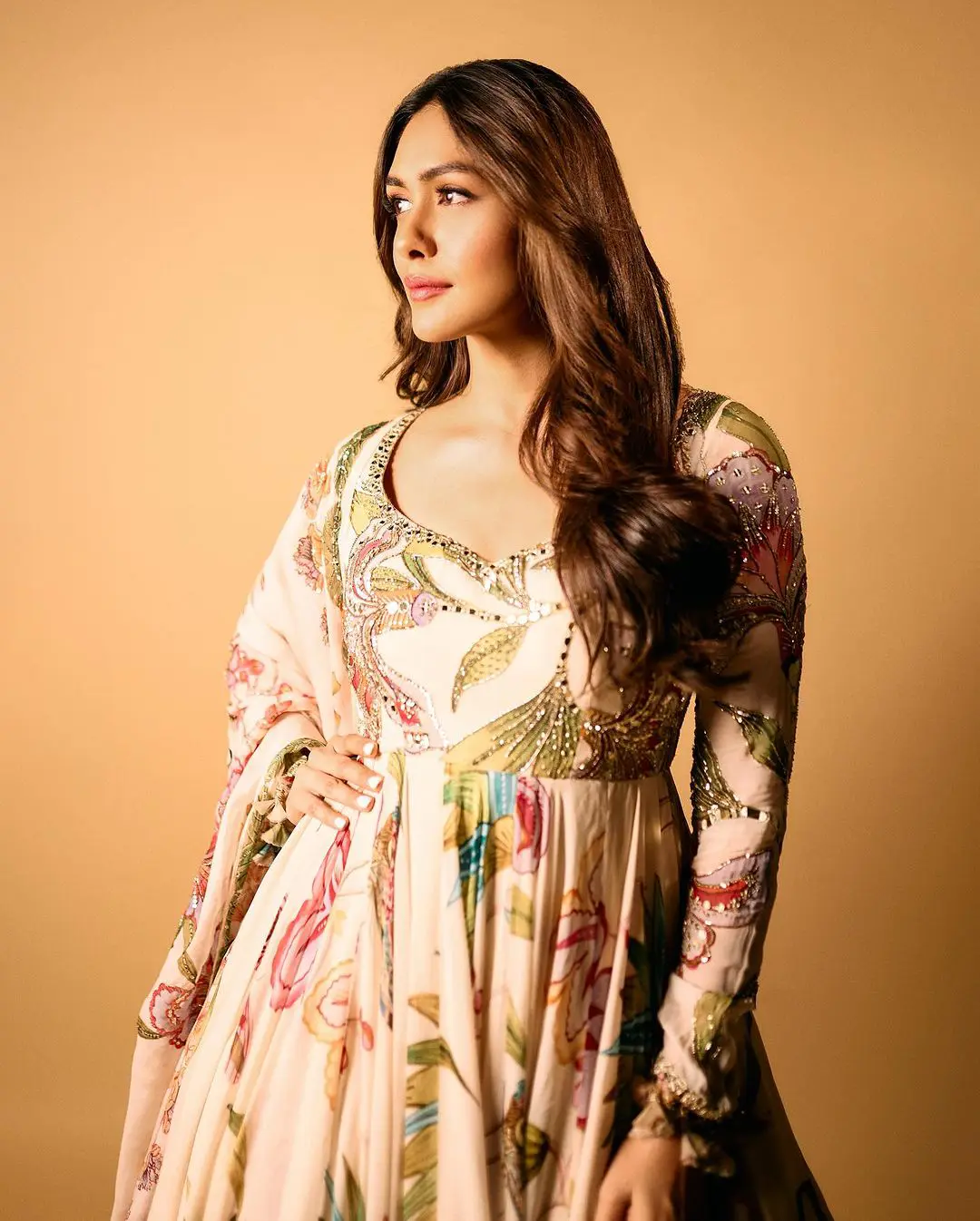 Bollywood Heroine Mrunal Thakur shares her latest photoshoot