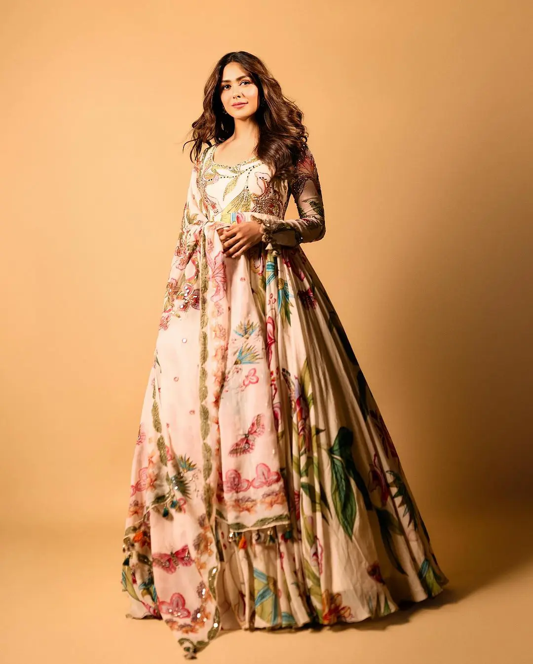 Bollywood Heroine Mrunal Thakur shares her latest photoshoot