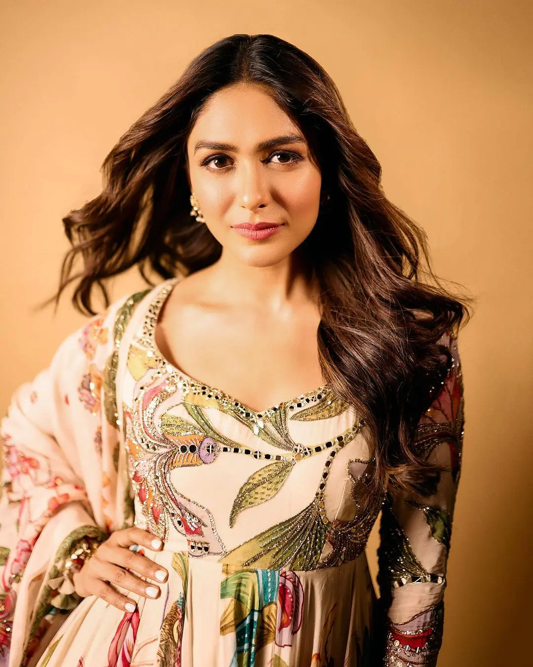 Bollywood Heroine Mrunal Thakur shares her latest photoshoot