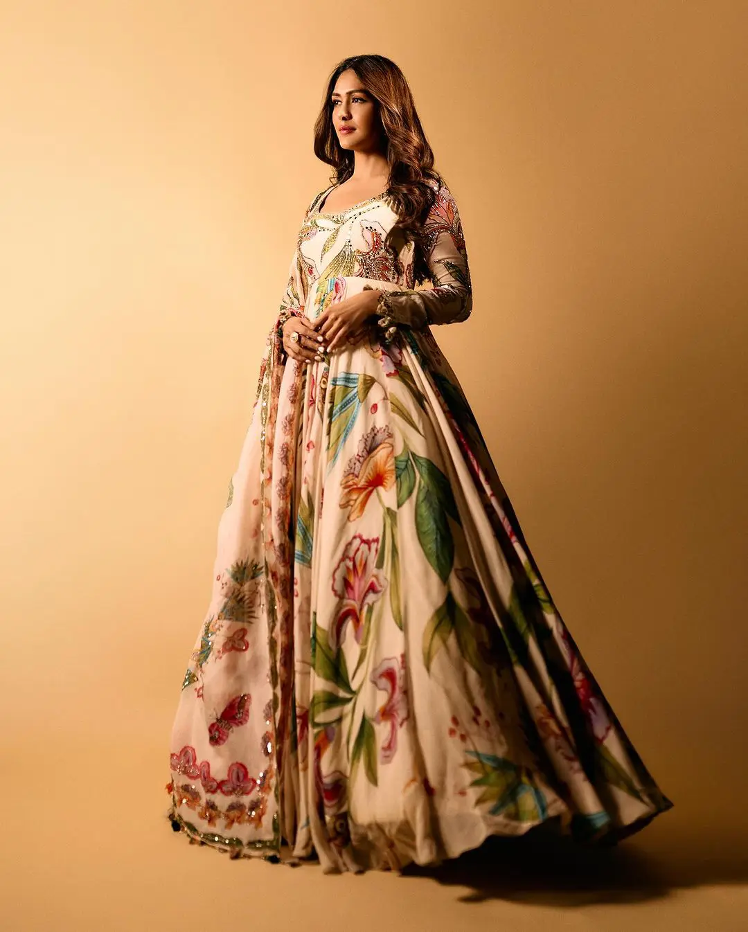 Bollywood Heroine Mrunal Thakur shares her latest photoshoot