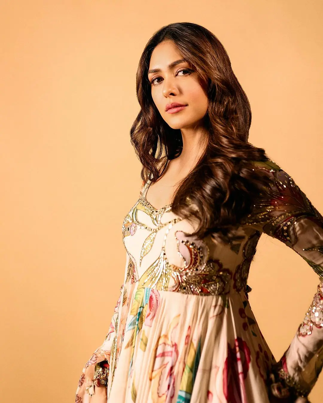 Bollywood Heroine Mrunal Thakur shares her latest photoshoot