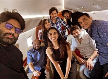 Mahesh Babu and Guntur Kaaram Movie unit Went to Guntur Pre Release Event in Special Flight Yesterday Pics goes Viral 