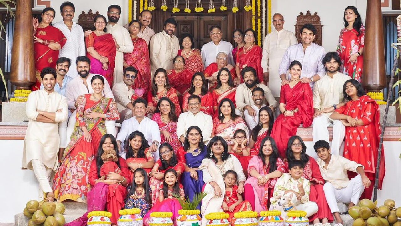 Mega Sankranti : మెగా సంక్రాంతి పిక్ వచ్చేసింది.. ఫొటోలో ఇది గమనించారా.. Mega Sankranti : మెగా సంక్రాంతి పిక్ వచ్చేసింది.. ఫొటోలో ఇది గమనించారా..