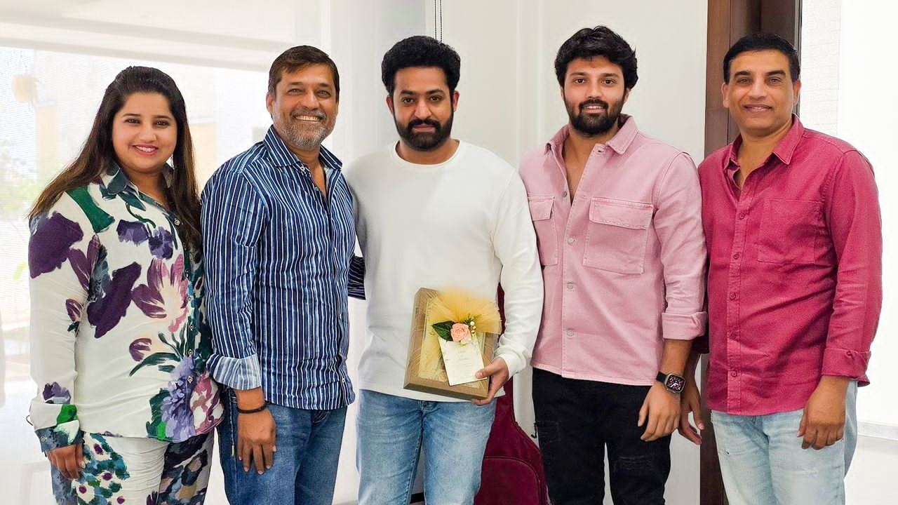 Ashish : ఆశిష్ పెళ్లి పిలుపులు మొదలుపెట్టిన దిల్ రాజు.. ఎన్టీఆర్తో మొదలు..! Ashish : ఆశిష్ పెళ్లి పిలుపులు మొదలుపెట్టిన దిల్ రాజు.. ఎన్టీఆర్తో మొదలు..!