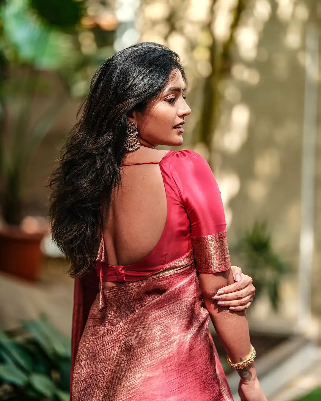 Eesha Rebba Stunning Looks in Silk Saree for Sankranthi
