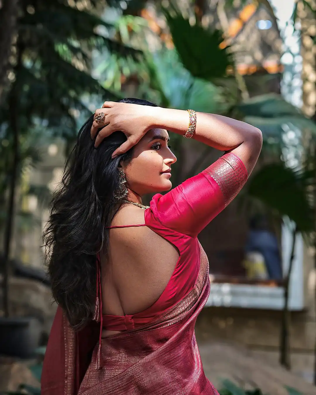 Eesha Rebba Stunning Looks in Silk Saree for Sankranthi