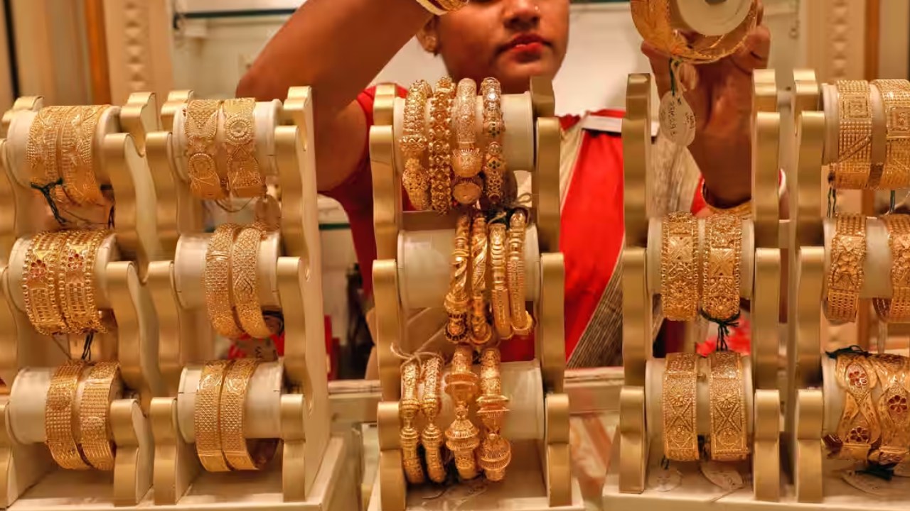 Gold Rate Today : బంగారం కొనుగోలుదారులకు గుడ్న్యూస్.. తెలుగు రాష్ట్రాల్లో 10 గ్రాముల గోల్డ్ ధర ఎంతంటే? Gold Rate Today : బంగారం కొనుగోలుదారులకు గుడ్న్యూస్.. తెలుగు రాష్ట్రాల్లో 10 గ్రాముల గోల్డ్ ధర ఎంతంటే?
