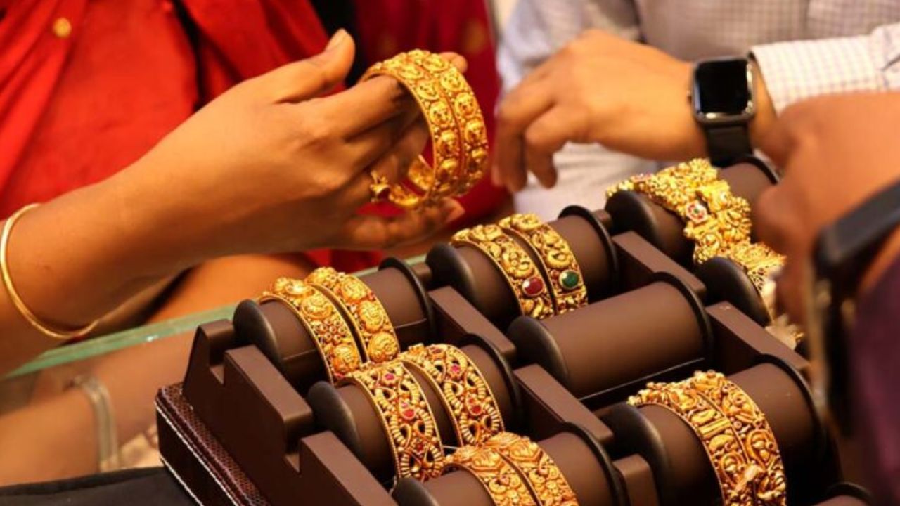 Gold Price Today : కొత్తేడాదిలో పరుగు మొదలెట్టిన బంగారం ధర.. తులం బంగారంపై ఎంత పెరిగిందో తెలుసా? Gold Price Today : కొత్తేడాదిలో పరుగు మొదలెట్టిన బంగారం ధర.. తులం బంగారంపై ఎంత పెరిగిందో తెలుసా?