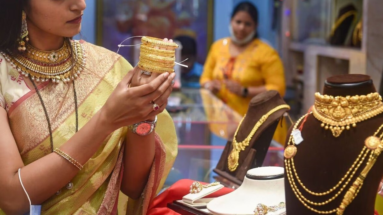 Gold Price Today: 2024 సంవత్సరం తొలిరోజు.. తెలుగు రాష్ట్రాల్లో తులం బంగారం ధర ఎంతో తెలుసా.. Gold Price Today: 2024 సంవత్సరం తొలిరోజు.. తెలుగు రాష్ట్రాల్లో తులం బంగారం ధర ఎంతో తెలుసా..