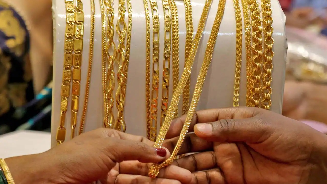 Gold Prices Rising 2024 : దేశంలో పెరుగుతున్న బంగారం ధరలు.. ఇప్పుడు గోల్డ్ కొనాలా? కొన్ని రోజులు ఆగాలా? Gold Prices Rising in 2024, Should you buy now or wait
