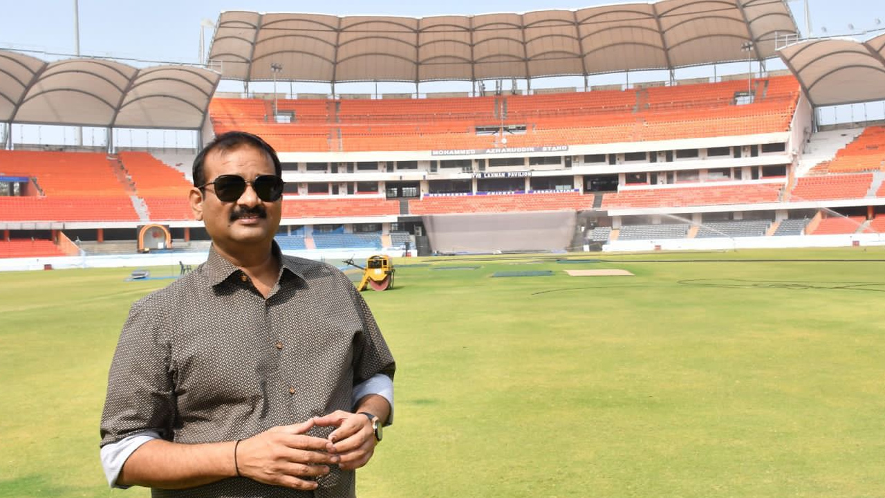 ఇండియా- ఇంగ్లండ్ తొలి టెస్ట్కు అంతా రెడీ.. జింఖానా గ్రౌండ్లో టికెట్ విక్రయాలు ఇండియా- ఇంగ్లండ్ తొలి టెస్ట్కు అంతా రెడీ.. జింఖానా గ్రౌండ్లో టికెట్ విక్రయాలు