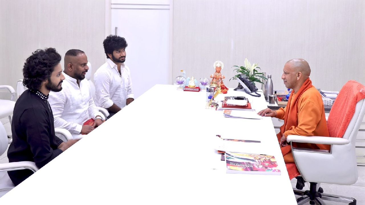 HanuMan : యూపీ సీఎం యోగి ఆదిత్యనాథ్తో.. హనుమాన్ టీం.. పిక్ వైరల్ HanuMan : యూపీ సీఎం యోగి ఆదిత్యనాథ్తో.. హనుమాన్ టీం.. పిక్ వైరల్