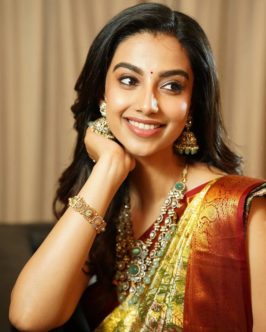 Meenaakshi Chaudhary Stunning Looks in Silk Saree