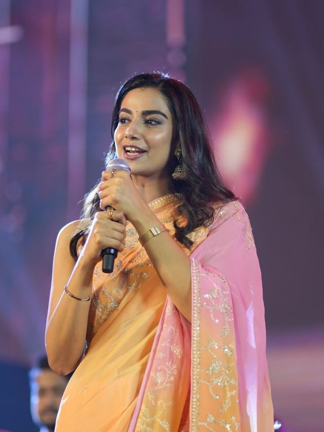 Meenaakshi Chaudhary Stunning looks in Saree at Guntur Kaaram Pre Release Event