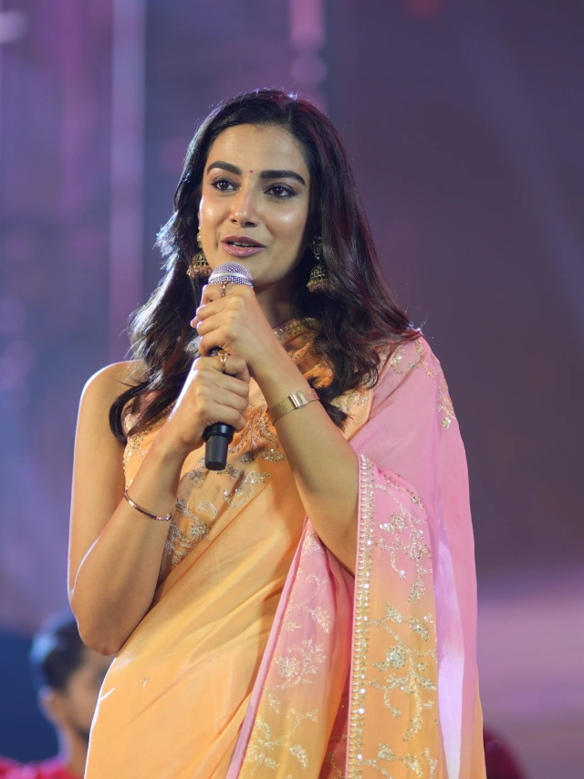 Meenaakshi Chaudhary Stunning looks in Saree at Guntur Kaaram Pre Release Event