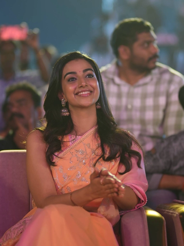 Meenaakshi Chaudhary Stunning looks in Saree at Guntur Kaaram Pre Release Event