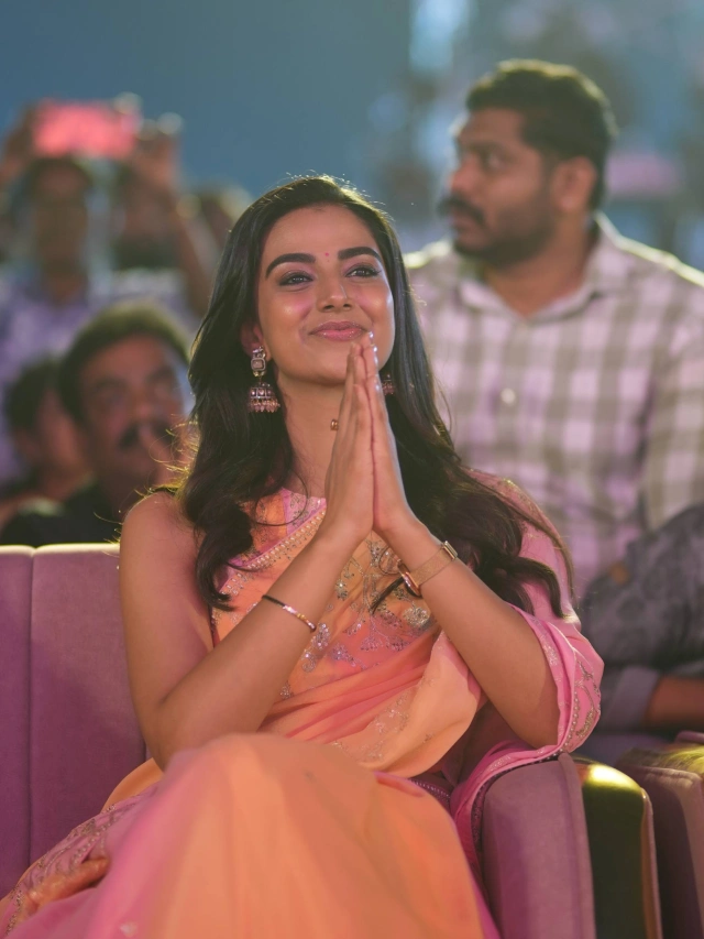 Meenaakshi Chaudhary Stunning looks in Saree at Guntur Kaaram Pre Release Event