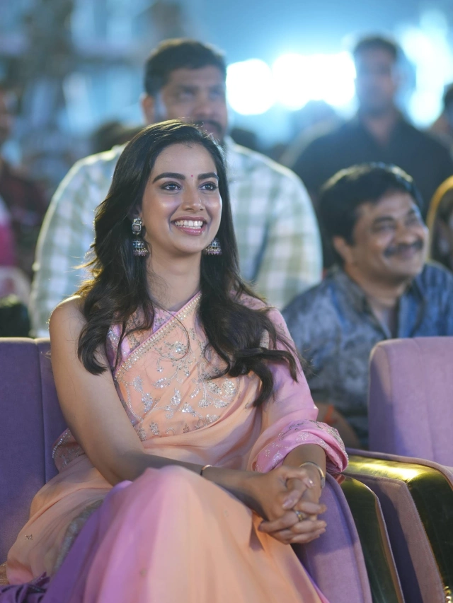 Meenaakshi Chaudhary Stunning looks in Saree at Guntur Kaaram Pre Release Event