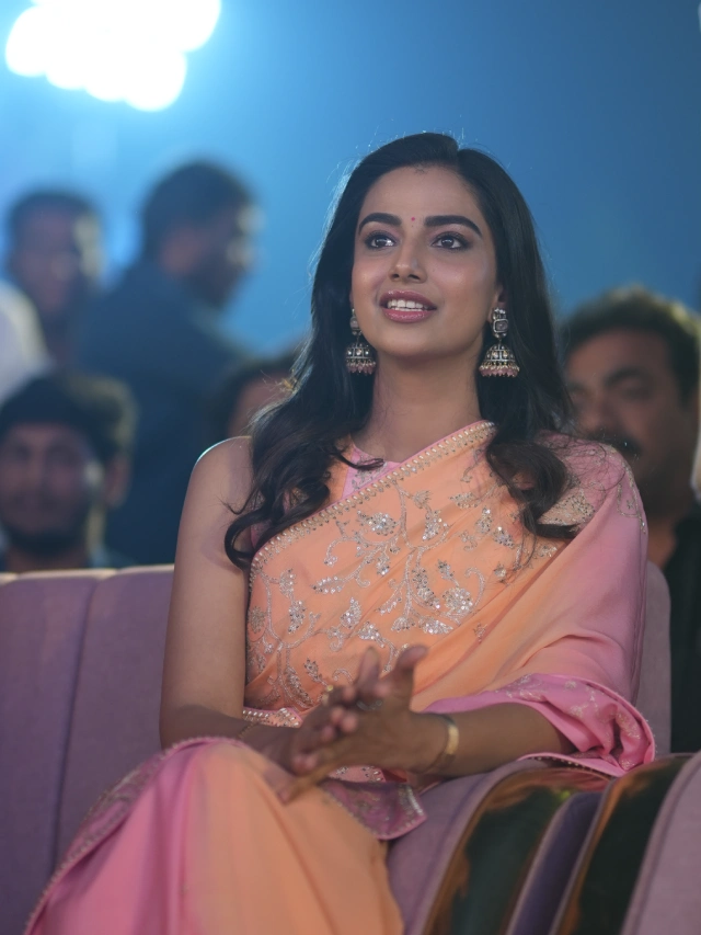 Meenaakshi Chaudhary Stunning looks in Saree at Guntur Kaaram Pre Release Event