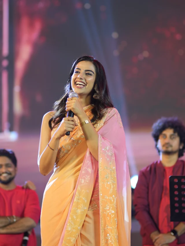 Meenaakshi Chaudhary Stunning looks in Saree at Guntur Kaaram Pre Release Event