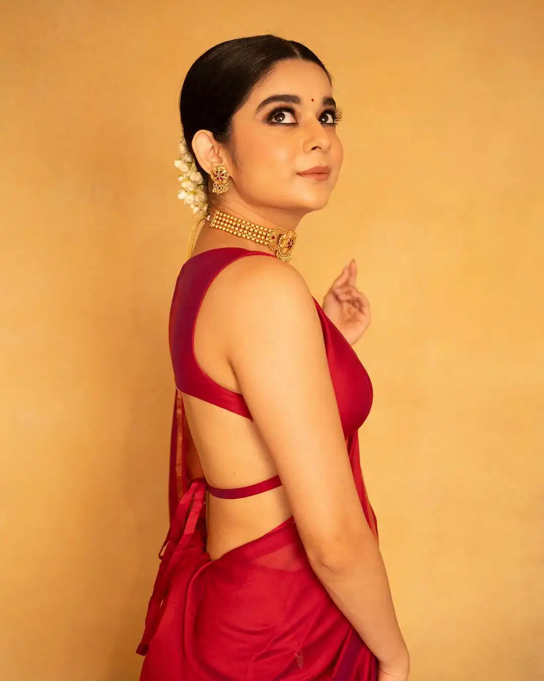 Mithila Palkar Mesmerizing Looks in Red Saree