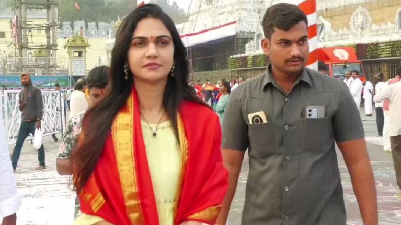Sneha Reddy : తిరుమల శ్రీవారిని దర్శించుకున్న బన్నీ భార్య స్నేహా రెడ్డి Sneha Reddy : తిరుమల శ్రీవారిని దర్శించుకున్న బన్నీ భార్య స్నేహా రెడ్డి