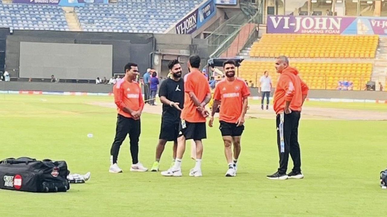 IND vs AFG 3rd T20 : మూడో టీ20కి ముందు.. భారత ఆటగాళ్లను కలిసేందుకు ఎవరొచ్చారో చూశారా..? IND vs AFG 3rd T20 : మూడో టీ20కి ముందు.. భారత ఆటగాళ్లను కలిసేందుకు ఎవరొచ్చారో చూశారా..?
