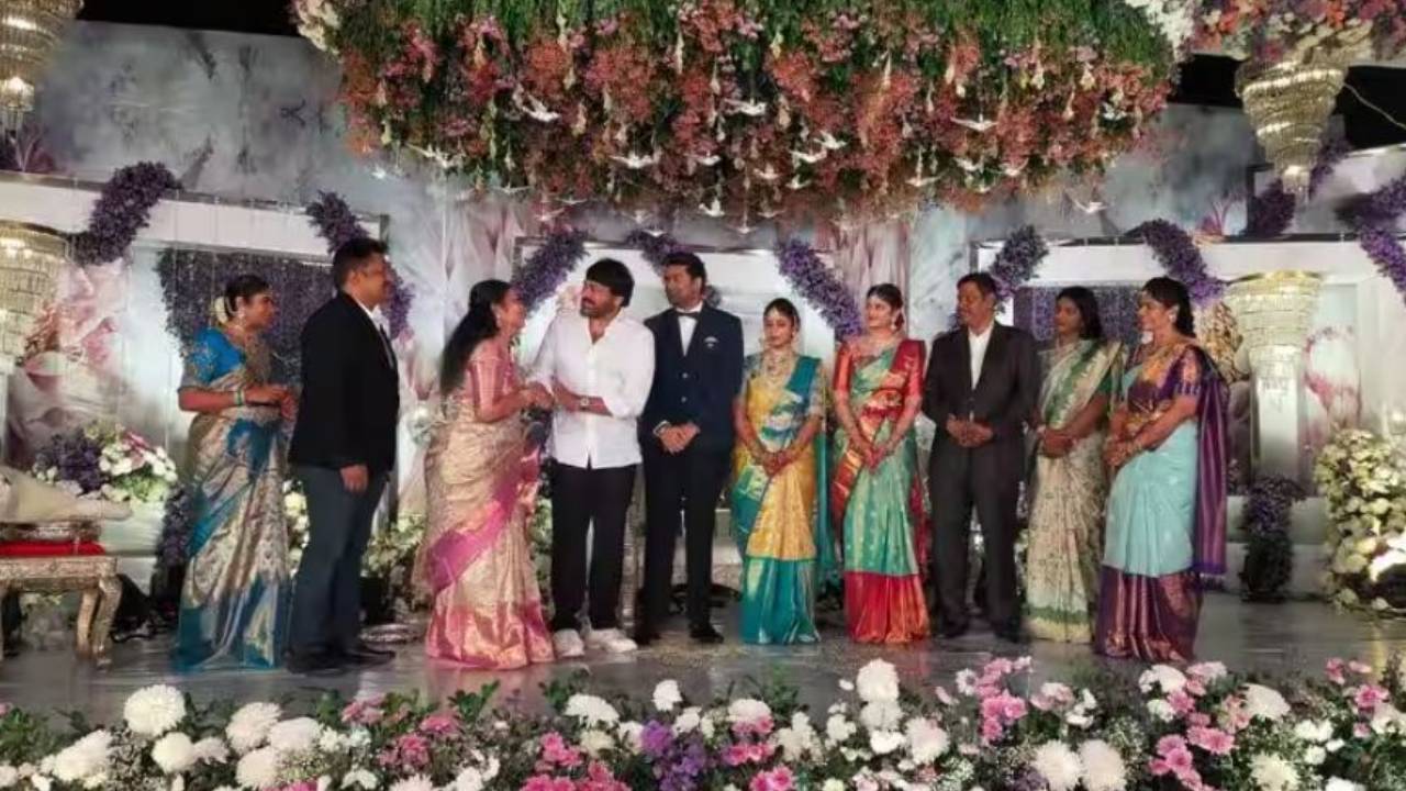 Actress Prabha : నటి ప్రభ కొడుకు పెళ్లిలో సందడి చేసిన టాలీవుడ్ స్టార్లు చిరంజీవి.. వెంకటేష్.. Actress Prabha : నటి ప్రభ కొడుకు పెళ్లిలో సందడి చేసిన టాలీవుడ్ స్టార్లు చిరంజీవి.. వెంకటేష్..