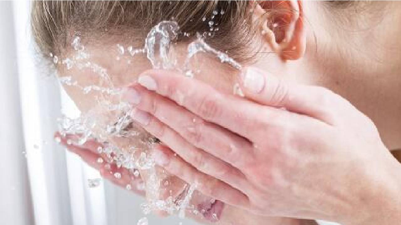 Cold water therapy for face: ముఖానికి కోల్డ్ వాటర్ థెరపీ..దీని వల్ల ఎన్ని ప్రయోజనాలున్నాయో తెలుసా? Cold water therapy for face: ముఖానికి కోల్డ్ వాటర్ థెరపీ..దీని వల్ల ఎన్ని ప్రయోజనాలున్నాయో తెలుసా?