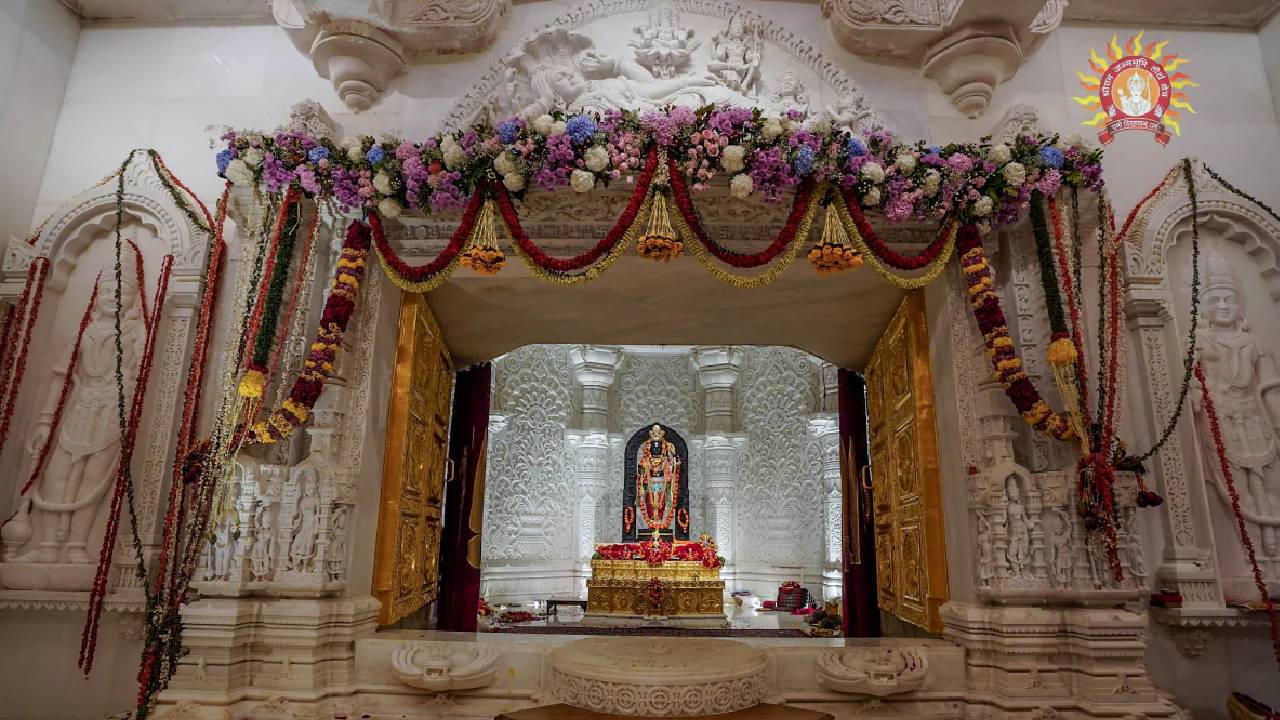 Ayodhya : రామ మందిర గర్భగుడిలో ప్రవేశించిన వానరం.. హనుమంతుడే వచ్చాడంటూ.. ఆలయ ట్రస్ట్ ట్వీట్ Ayodhya : రామ మందిర గర్భగుడిలో ప్రవేశించిన వానరం.. హనుమంతుడే వచ్చాడంటూ.. ఆలయ ట్రస్ట్ ట్వీట్