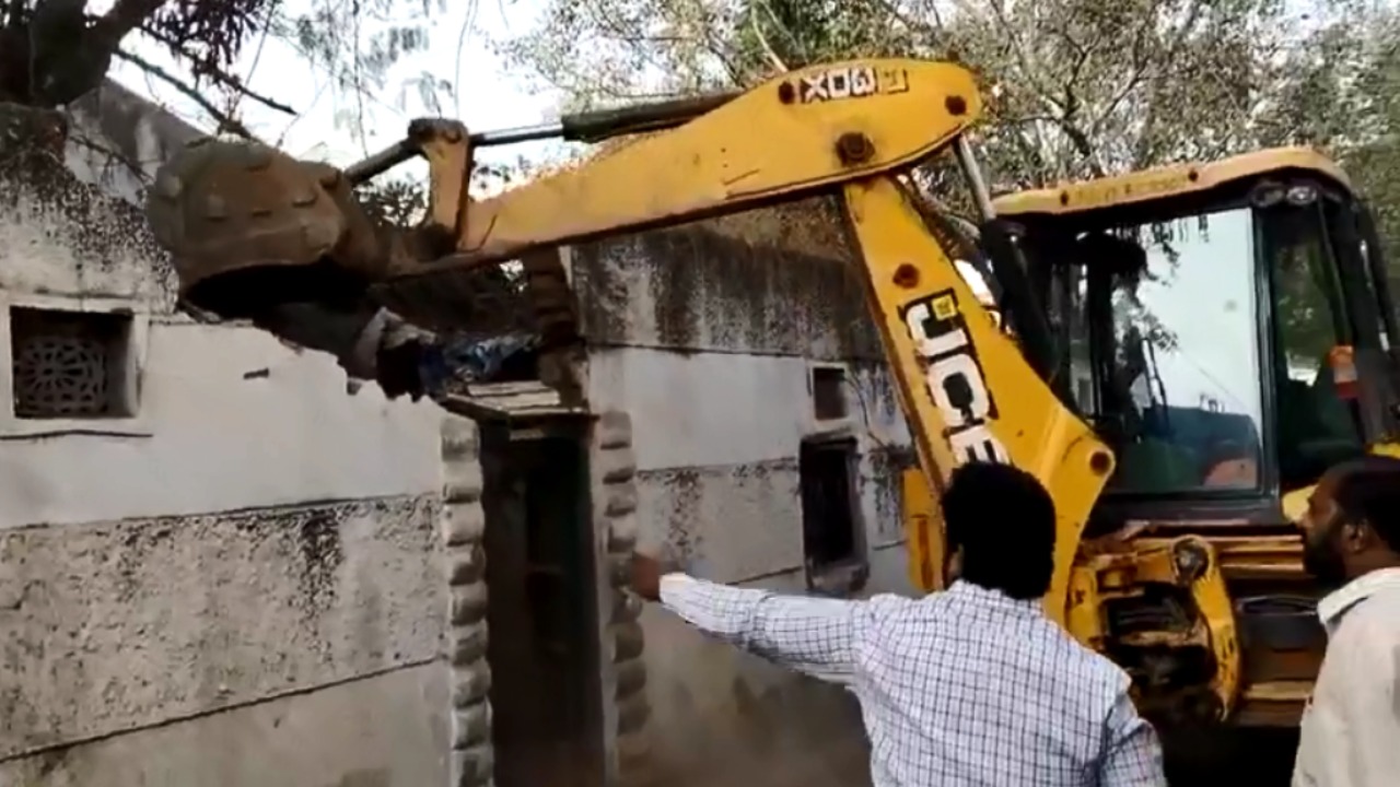 Hyderabad : ముషీరాబాద్ గాంధీనగర్లో ఇళ్ల కూల్చివేత.. ఉద్రిక్తత Hyderabad : ముషీరాబాద్ గాంధీనగర్లో ఇళ్ల కూల్చివేత.. ఉద్రిక్తత