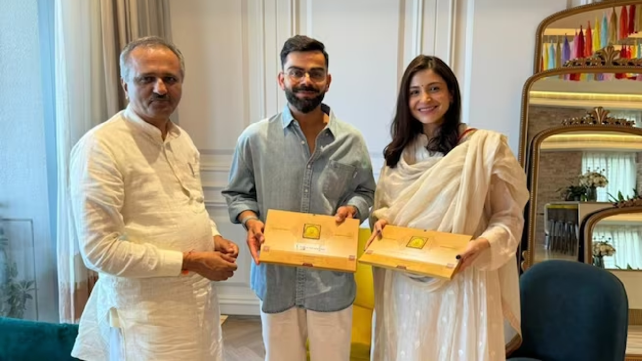 Virat Kohli : విరుష్క దంపతులకు అందిన రామ మందిర ప్రాణ ప్రతిష్ఠ ఆహ్వానం.. Virat Kohli : విరుష్క దంపతులకు అందిన రామ మందిర ప్రాణ ప్రతిష్ఠ ఆహ్వానం..