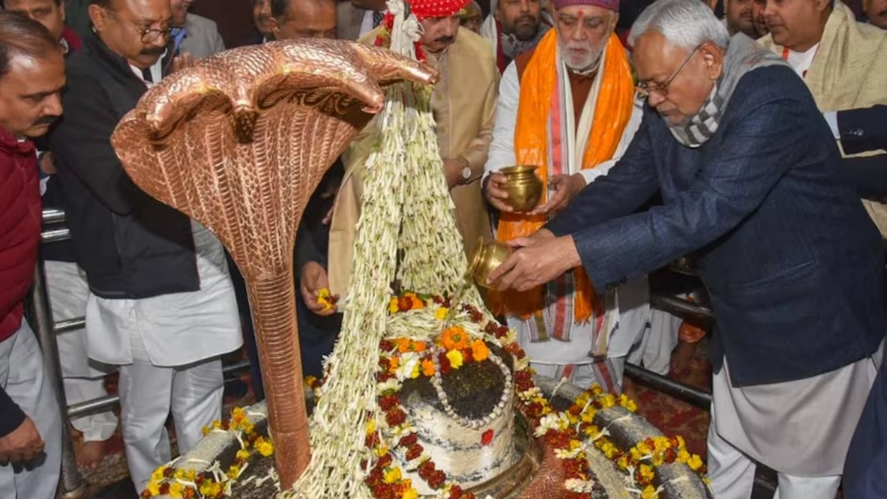 Bihar Political Crisis : క్లైమాక్స్కు చేరిన బీహార్ రాజకీయ పరిణామాలు.. కూలిపోనున్న బీహార్ మహాకూటమి ప్రభుత్వం Bihar Political Crisis : క్లైమాక్స్కు చేరిన బీహార్ రాజకీయ పరిణామాలు.. కూలిపోనున్న బీహార్ మహాకూటమి ప్రభుత్వం